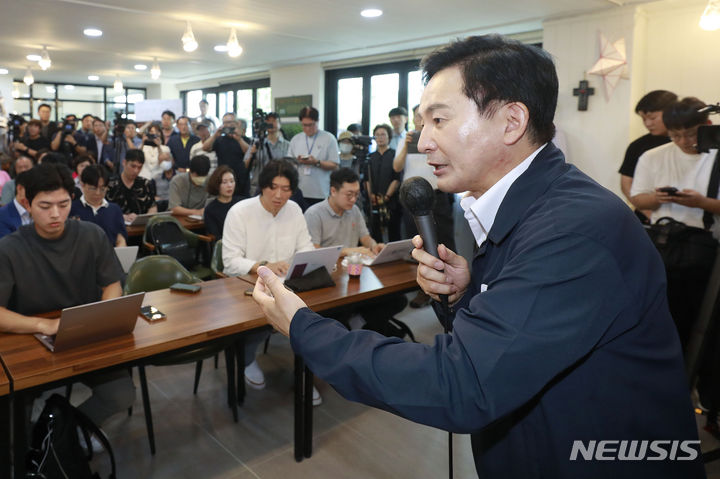 [양평=뉴시스] 최동준 기자 = 원희룡 국토교통부 장관이 27일 경기도 양평 양서면 서울-양평 고속도로 예타노선 종점 인근 한 교회에서 주민들과 간담회를 하고 있다. 2023.07.27. photocdj@newsis.com