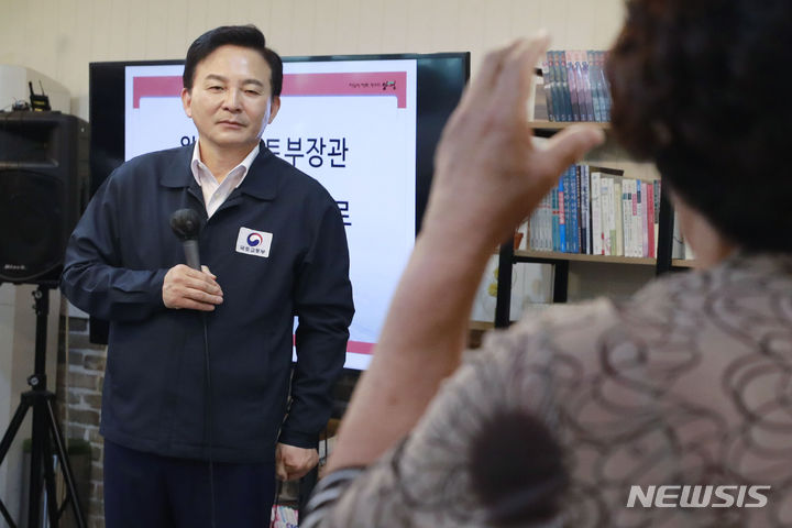 [양평=뉴시스] 최동준 기자 = 원희룡 국토교통부 장관이 27일 경기도 양평 양서면 서울-양평 고속도로 예타노선 종점 인근 한 교회에서 주민들과 간담회를 열고 의견을 듣고 있다. 2023.07.27. photocdj@newsis.com