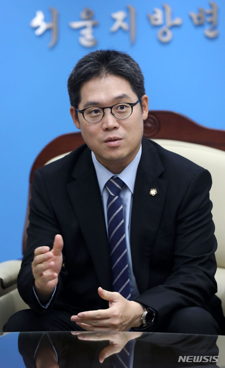 [서울=뉴시스] 김선웅 기자 = 김정욱 서울지방변호사회장이 지난 7월27일 서울 서초구 변호사회관에서 뉴시스와 인터뷰를 하고 있다. 2023.07.27. mangusta@newsis.com