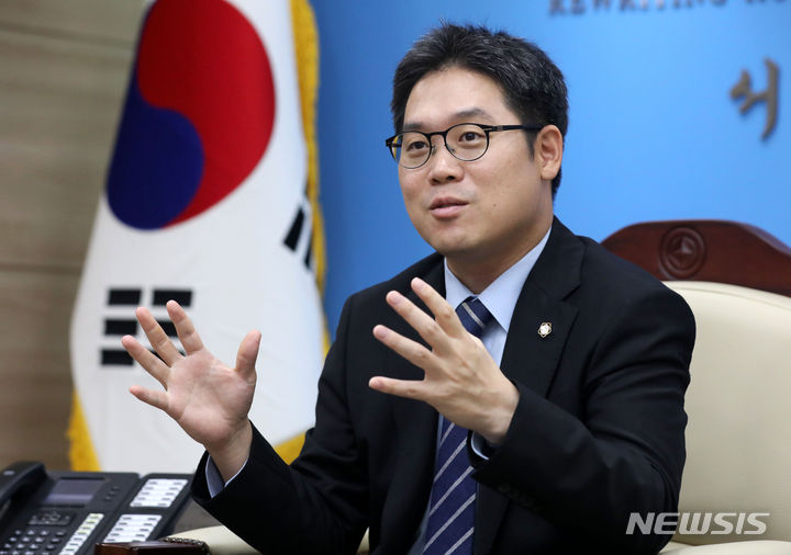 [서울=뉴시스] 김선웅 기자 = 김정욱 서울지방변호사회장이 지난 7월27일 서울 서초구 변호사회관에서 뉴시스와 인터뷰를 하고 있다. 2023.07.27. mangusta@newsis.com