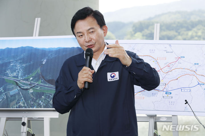 [양평=뉴시스] 최동준 기자 = 원희룡 국토교통부 장관이 27일 경기 양평군 강상면 서울-양평 고속도로 대안노선 종점 일대를 방문해 취재진 질문에 답변하고 있다. 2023.07.27. photocdj@newsis.com