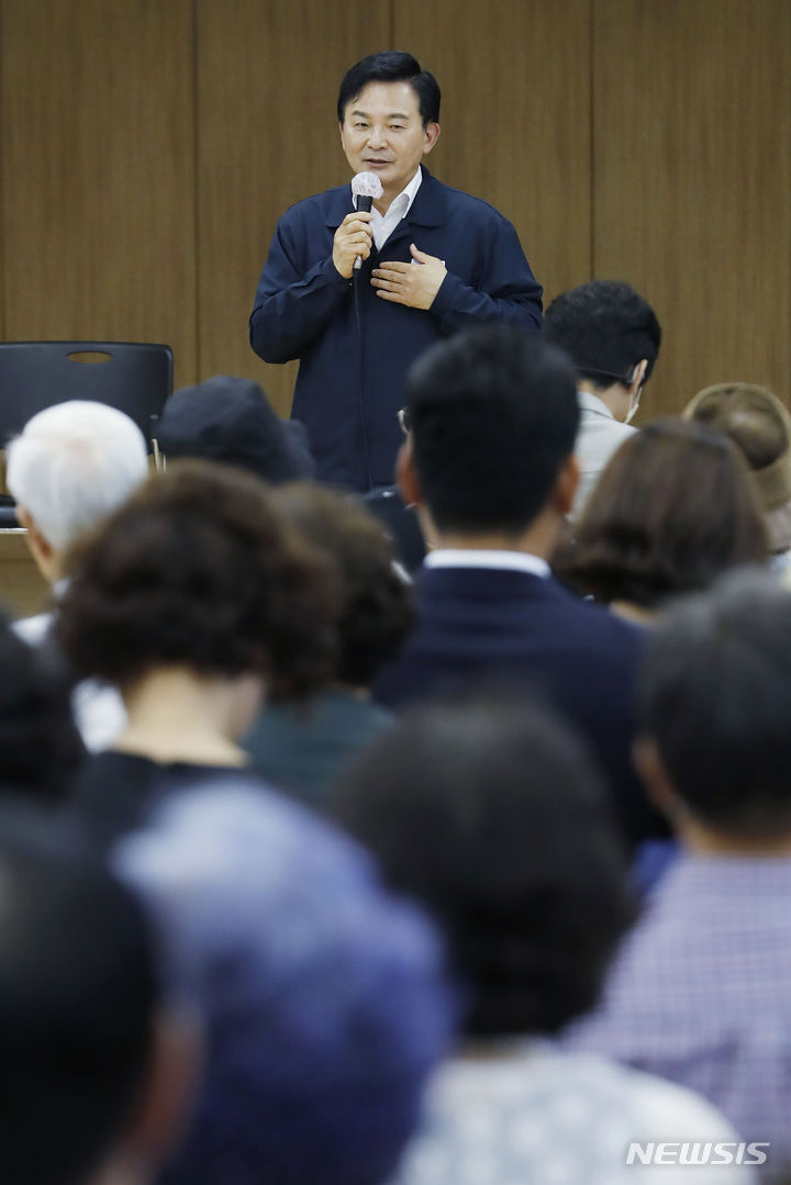 [양평=뉴시스] 최동준 기자 = 원희룡 국토교통부 장관이 27일 경기도 양평 양서면 서울-양평 고속도로 대안노선 종점 인근 자치센터에서 주민들과 간담회를 하고 있다. 2023.07.27. photocdj@newsis.com