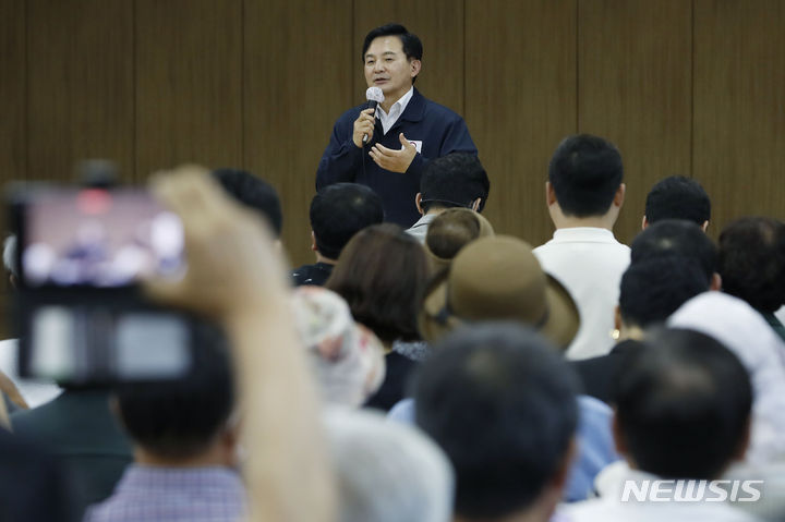 [양평=뉴시스] 최동준 기자 = 원희룡 국토교통부 장관이 27일 경기도 양평 양서면 서울-양평 고속도로 대안노선 종점 인근 자치센터에서 주민들과 간담회를 하고 있다. 2023.07.27. photocdj@newsis.com