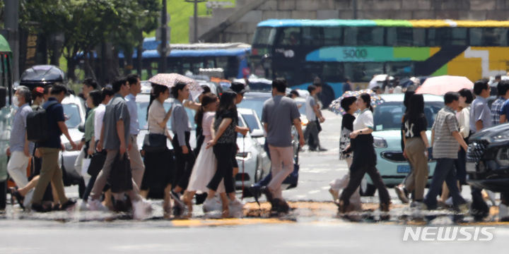 [서울=뉴시스] 황준선 기자 = 서울 전역에 폭염경보가 내려졌다. 더운 날씨로 온열질환이 발생할 가능성이 있으니 노약자, 만성질환자 등은 건강 관리에 유의해야겠다. 사진은 지난 27일 오후 서울 중구 세종대로에 아지랑이가 피어오르고 있는 모습. 2023.07.27. hwang@newsis.com