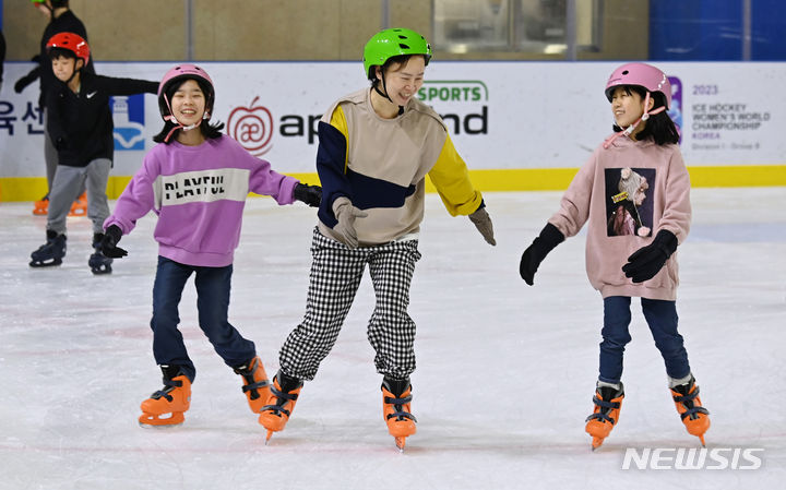 [수원=뉴시스] 김종택 기자 = 전국 곳곳에 폭염특보가 발효된 27일 경기도 수원시 광교복합체육센터 아이스링크에서 시민들이 스케이트를 타며 더위를 피하고 있다. 2023.07.27. jtk@newsis.com