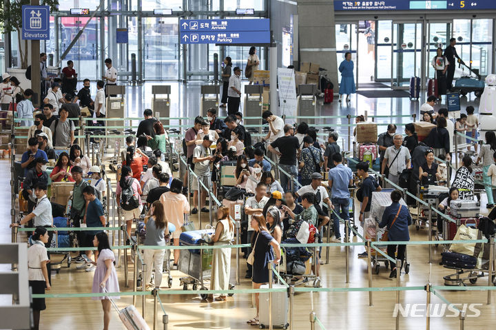 [인천공항=뉴시스] 정병혁 기자 = 여름 휴가철을 맞은 27일 인천국제공항 제1터미널 출국장이 여행객들로 붐비고 있다. 2023.07.27. jhope@newsis.com