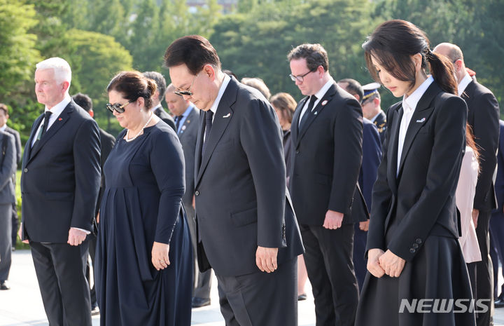 [부산=뉴시스] 홍효식 기자 = 윤석열 대통령과 김건희 여사가 6·25 정전협정 70주년을 맞아 27일 부산 남구 유엔기념공원을 찾아 자비에 베텔 룩셈부르크 총리, 데임 신디 키로 뉴질랜드 총독 내외 등 유엔 참전국 정부대표단과 함께 유엔군 위령탑에 참배하고 있다. (대통령실통신사진기자단) 2023.07.27. yesphoto@newsis.com