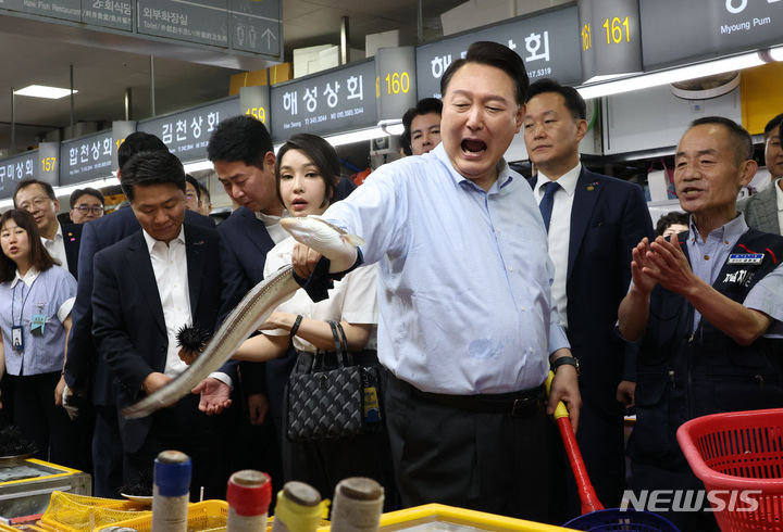 [부산=뉴시스] 홍효식 기자 = 윤석열 대통령이 27일 부산 중구 자갈치시장을 찾아 장어를 잡고 있다. (대통령실통신사진기자단) 2023.07.27. yesphoto@newsis.com