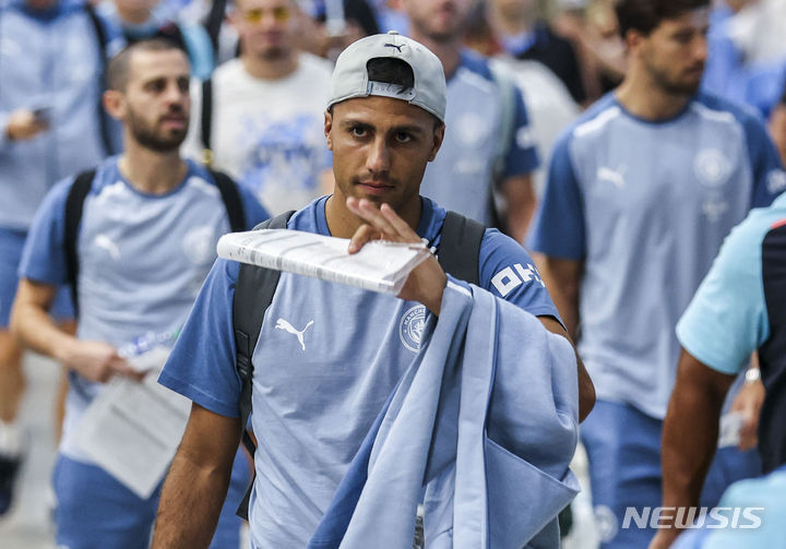 [인천공항=뉴시스] 정병혁 기자 = 아시아 투어를 나선 영국 프리미어리그 맨체스터 시티 주앙 칸셀루가 27일 인천국제공항 제1터미널을 통해 입국하고 있다. 맨체스터 시티는 쿠팡플레이 초청으로 오는 30일 서울상암월드컵경기장에서 AT마드리드와 경기를 펼칠 예정이다. 2023.07.27. jhope@newsis.com