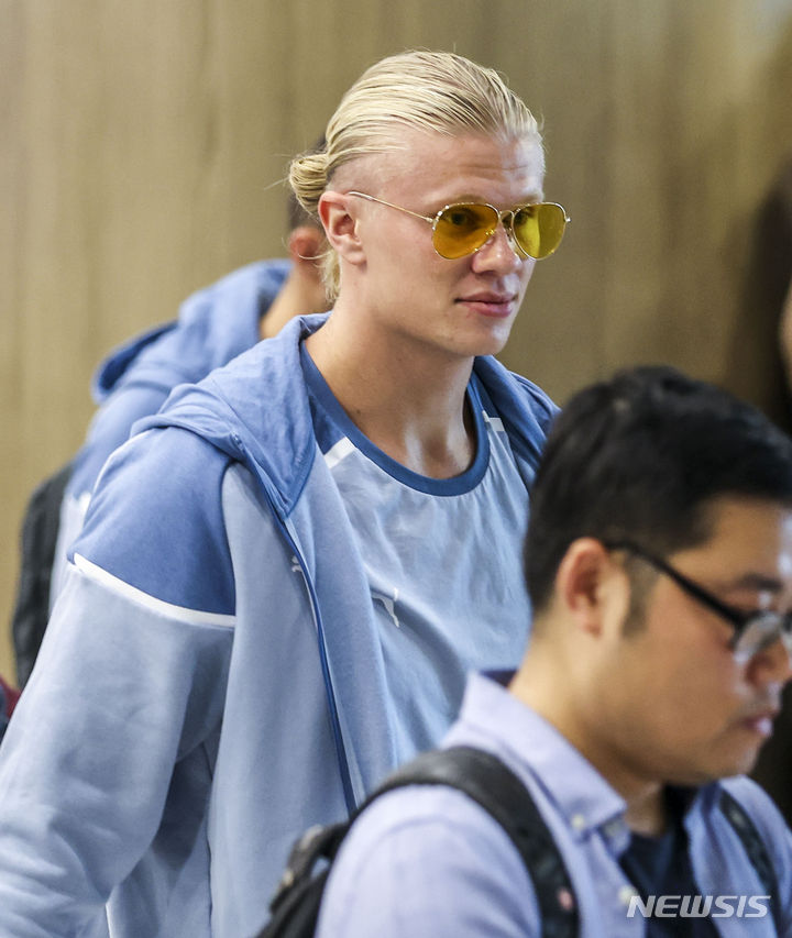 [인천공항=뉴시스] 정병혁 기자 = 아시아 투어를 나선 영국 프리미어리그 맨체스터 시티 엘링 홀란이 27일 인천국제공항 제1터미널을 통해 입국하고 있다. 맨체스터 시티는 쿠팡플레이 초청으로 오는 30일 서울상암월드컵경기장에서 AT마드리드와 경기를 펼칠 예정이다. 2023.07.27. jhope@newsis.com