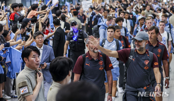 [인천공항=뉴시스] 정병혁 기자 = 아시아 투어를 나선 영국 프리미어리그 맨체스터 시티 펩 과르디올라 감독이 27일 인천국제공항 제1터미널을 통해 입국하고 있다. 맨체스터 시티는 쿠팡플레이 초청으로 오는 30일 서울상암월드컵경기장에서 AT마드리드와 경기를 펼칠 예정이다. 2023.07.27. jhope@newsis.com