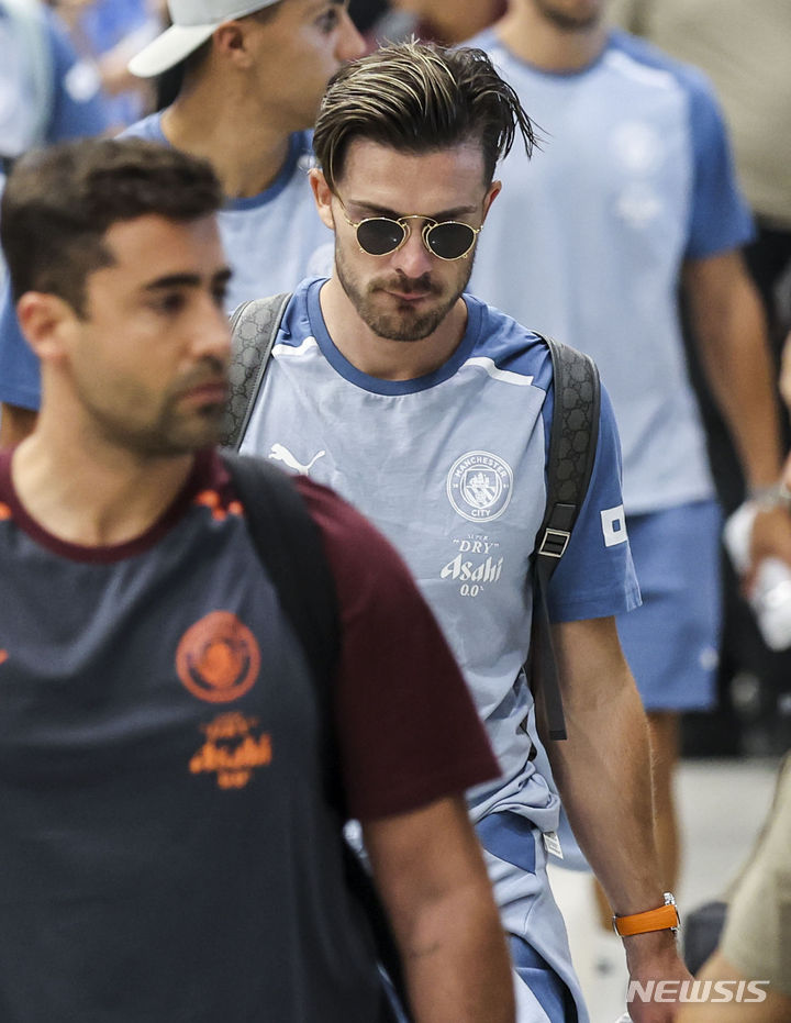 [인천공항=뉴시스] 정병혁 기자 = 아시아 투어를 나선 영국 프리미어리그 맨체스터 시티 잭 그릴리시가 27일 인천국제공항 제1터미널을 통해 입국하고 있다. 맨체스터 시티는 쿠팡플레이 초청으로 오는 30일 서울상암월드컵경기장에서 AT마드리드와 경기를 펼칠 예정이다. 2023.07.27. jhope@newsis.com