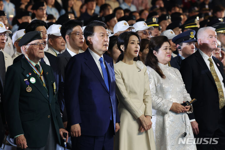 [부산=뉴시스] 홍효식 기자 = 윤석열 대통령과 김건희 여사가 27일 부산 해운대구 영화의 전당 야외극장에서 열린 유엔군 참전의날·정전협정 70주년 기념식에서 애국가를 제창하고 있다. (대통령실통신사진기자단) 2023.07.27. yesphoto@newsis.com
