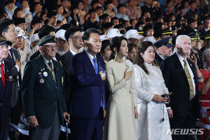 [부산=뉴시스] 홍효식 기자 = 윤석열 대통령과 김건희 여사가 27일 부산 해운대구 영화의 전당 야외극장에서 열린 유엔군 참전의날·정전협정 70주년 기념식에서 국기에 대한 경례를 하고 있다. (대통령실통신사진기자단) 2023.07.27. yesphoto@newsis.com