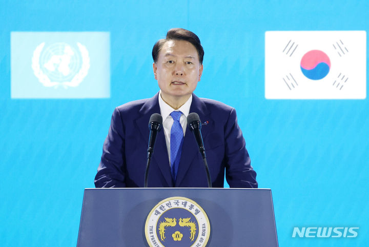 [부산=뉴시스] 홍효식 기자 = 윤석열 대통령이 27일 부산 해운대구 영화의 전당 야외극장에서 열린 유엔군 참전의날·정전협정 70주년 기념식에서 기념사하고 있다. (대통령실통신사진기자단) 2023.07.27. yesphoto@newsis.com