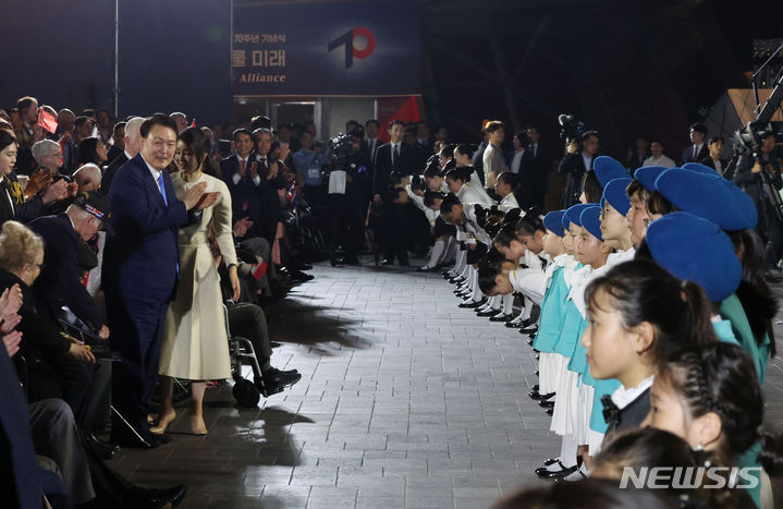 [부산=뉴시스] 홍효식 기자 = 윤석열 대통령과 김건희 여사가 27일 부산 해운대구 영화의 전당 야외극장에서 열린 유엔군 참전의날·정전협정 70주년 기념식에서 어린이 합창단에 박수 보내고 있다. (대통령실통신사진기자단) 2023.07.27. yesphoto@newsis.com