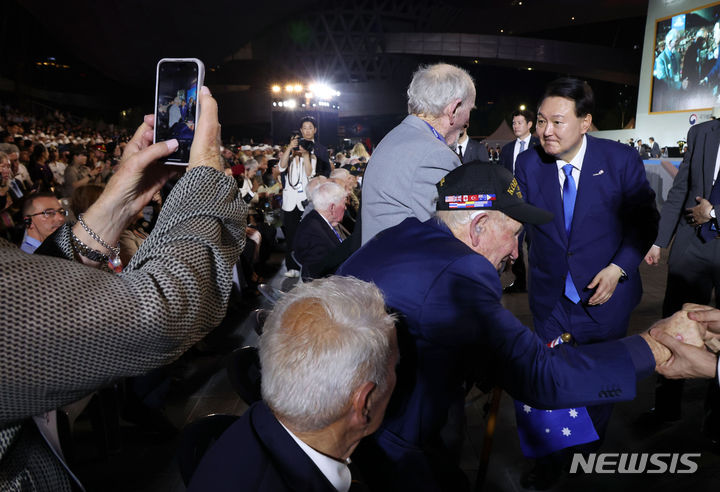 [부산=뉴시스] 홍효식 기자 = 윤석열 대통령이 27일 부산 해운대구 영화의 전당 야외극장에서 열린 유엔군 참전의날·정전협정 70주년 기념식에서 참전용사들에게 감사인사를 전하며 악수하고 있다. (대통령실통신사진기자단) 2023.07.27. yesphoto@newsis.com