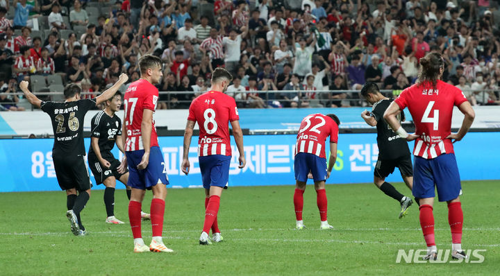[서울=뉴시스] 김명년 기자 = 27일 서울 마포구 서울월드컵경기장에서 열린 쿠팡플레이시리즈 1차전 팀 K리그와 아틀레티코 마드리드의 경기, 팀 K리그의 이순민이 역전골을 성공시킨 후 동료들과 기쁨을 나누고 있다. 2023.07.27. kmn@newsis.com