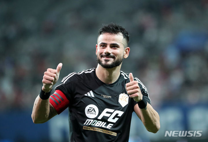 [서울=뉴시스] 김명년 기자 = 27일 서울 마포구 서울월드컵경기장에서 열린 쿠팡플레이시리즈 1차전 팀 K리그와 아틀레티코 마드리드의 경기가 끝난 후 세징야가 팬들에게 엄지손가락을 들어보이고 있다. 2023.07.27. kmn@newsis.com