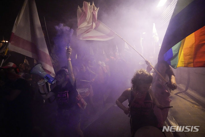 [텔아비브=AP/뉴시스] 7월&nbsp;&nbsp; 27일 이스라엘 텔아비브에서 베냐민 네타냐후 총리의 사법 개편에 항의하는 시위가 재개돼 참가자들이 구호를 외치고 있다. 시위대는 "대법원의 위헌 심사 개시 때까지 더 강력하게 시위할 것"이라며 "방어에서 공격으로"라는 구호를 내세우기도 했다. 2023.08.07.