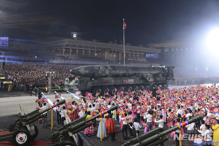 [평양=AP/뉴시스] 북한 조선중앙통신이 제공한 사진에 27일 평양의 김일성 광장에서 열린 조국해방전쟁 승리 70돌 경축 열병식에서 대륙간탄도미사일(ICBM) 화성-17형이 공개되고 있다. 2023.07.28.