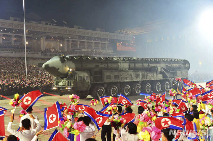 [평양=AP/뉴시스] 북한 조선중앙통신이 제공한 사진에 27일 평양의 김일성 광장에서 열린 조국해방전쟁 승리 70돌 경축 열병식에서 대륙간탄도미사일(ICBM) 화성-18형이 공개되고 있다. 2023.07.28.