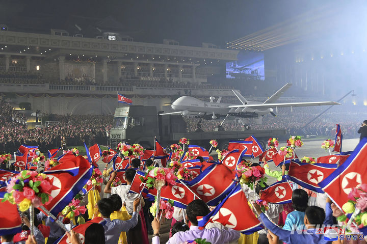 [평양=AP/뉴시스] 북한 조선중앙통신이 제공한 사진에 27일 평양의 김일성 광장에서 열린 조국해방전쟁 승리 70돌 경축 열병식에서 무인공격기가 공개되고 있다. 2023.07.28.