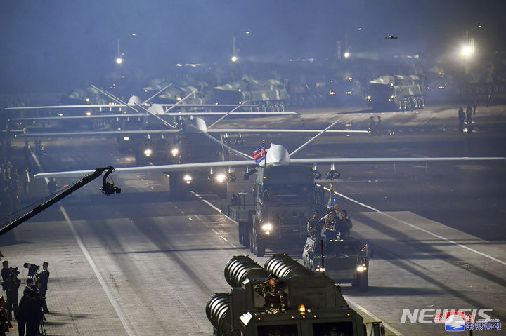 [평양=AP/뉴시스] 북한 조선중앙통신이 제공한 사진에 27일 평양의 김일성 광장에서 열린 조국해방전쟁 승리 70돌 경축 열병식에서 무인공격기가 공개되고 있다. 2023.07.28.