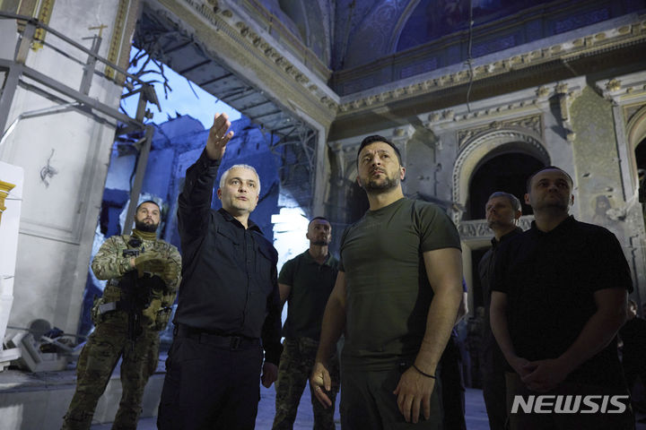 [오데사=AP/뉴시스] 볼로디미르 젤렌스키 우크라이나 대통령이 7월27일 오데사에 있는 '오데사 구세주 변용(Transfiguration) 대성당'의 손상 정도를 살피고 있다. 교전이 격화된 8월 2일 대통령실은 3단계 평화공식을 다시 발표했다. 2023.08.03.