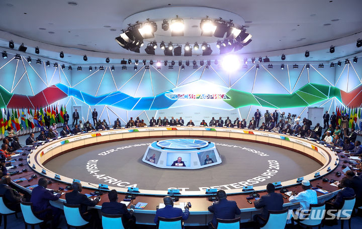 [상트페테르부르크=AP/뉴시스] 3일(현지시간) 공개된 러-아프리카 평화사절단 두 번째 정상회담 공동성명에 따르면 블라디미르 푸틴 러시아 대통령과 아프리카 7개국 정상은 아프리카의 평화 중재안에 대해 계속 대화하기로 합의했다. 회담은 지난달 27~28일 러시아 상트페테르부르크에서 열린 러-아프리카 정상회담(사진)과 별도로 열렸고, 공동성명은 며칠 간의 조율 후 이날 발표됐다. 2023.08.04.