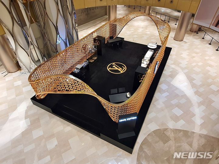 [서울=뉴시스]롯데백화점은 명품 브랜드 루이비통 파인 주얼리 팝업을 한다고 28일 밝혔다. (사진=롯데쇼핑 제공)