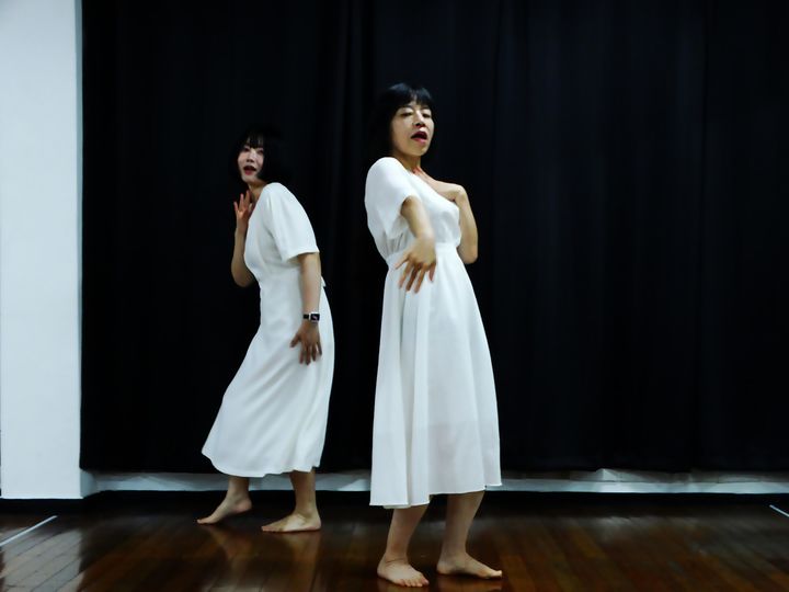 [서울=뉴시스]연극 '소시민의 칠거지악'. (사진=테아터라움 철학하는 몸 제공) 2023.07.28. photo@newsis.com *재판매 및 DB 금지