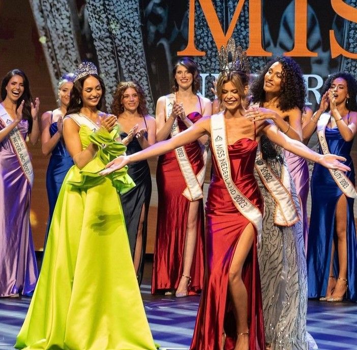 [서울=뉴시스] 이탈리아 최고의 미인을 뽑는 '미스 이탈리아' 대회에 성전환(트렌스젠더) 남성들이 대거 지원했다고 27일(현지 시간) 이탈리아 현지 언론 코리에레 델라 셀라는 보도했다. 사진은 지난 8일 네덜란드 미인 대회에서 우승한 성전환 여성 리키 콜러가 왕관을 수여받고 미소짓는 모습. (사진=인스타그램 갈무리) 2023.07.28. *재판매 및 DB 금지