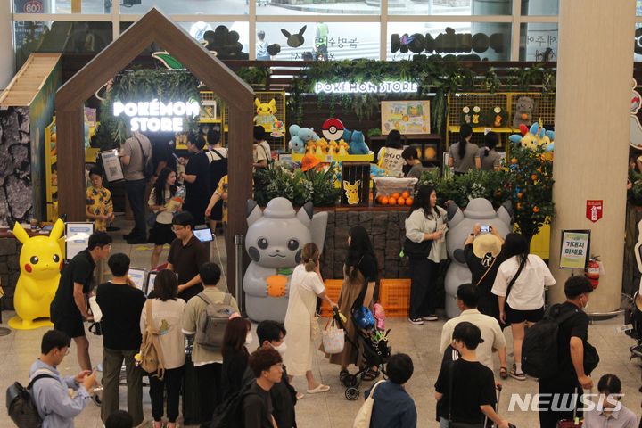 [제주=뉴시스] 양영전 기자 = 28일 오전 제주국제공항 1층 도착장에 마련된 포켓몬 팝업스토어에 관광객들이 발걸음이 이어지고 있다. 제주국제공항은 이날부터 다음 달 27일까지 팝업스토어를 운영한다. 2023.07.28. 0jeoni@newsis.com