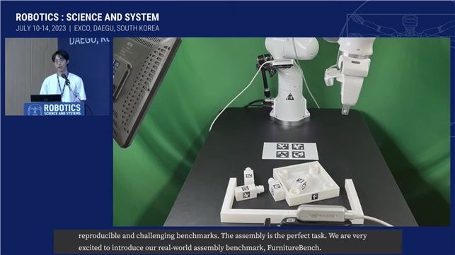[대전=뉴시스] KAIST 임재환 교수팀의 허민호 석사과정생이 RSS에서 연구결과를 발표하고 있다. (사진=KAIST 제공) *재판매 및 DB 금지