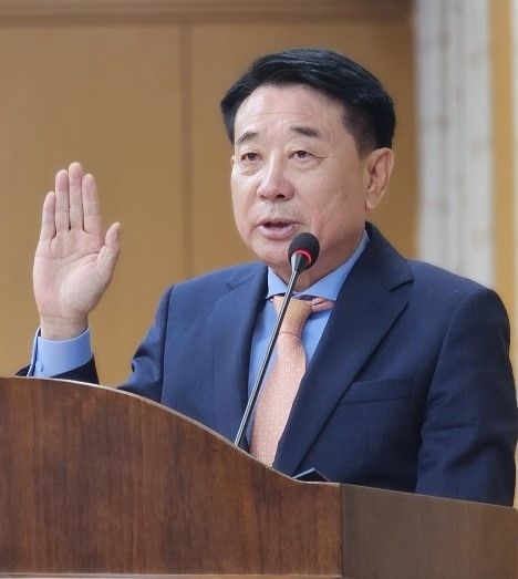 [대전=뉴시스] 조명휘 기자 = 이상태(66) 대전시설관리공단 이사장에 내정자가 28일 대전시의회 복지환경위원회에서 열린 인사청문간담회에 출석해 선서를 하고 있다. 2023.07.28. photo@newsis.com *재판매 및 DB 금지