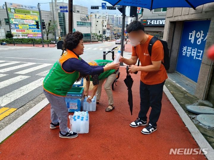 [이천=뉴시스] 이천시 얼음생수 나눔 사업