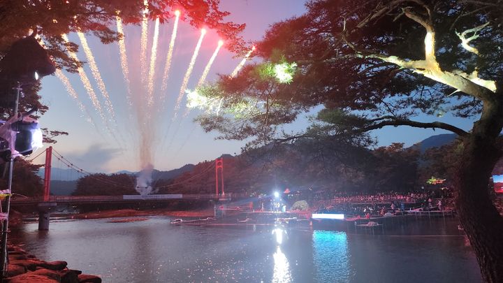 [거창=뉴시스] 서희원 기자= 33회 거청국제연극제가 28일 오후 7시 30분 거창 수승대에서 “알고 보면 더 재밌는 상상!’이라는 슬로건으로 수중 특설무대를 비롯한 거창 수승대 천혜 자연 속에서 막이 올랐다. 2023.07.28. shw1881@newsis.com&nbsp; *재판매 및 DB 금지