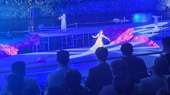 [거창=뉴시스] 서희원 기자= 33회 거청국제연극제 개막공연으로 수승대 행사장에서 춘희를 공연하고 있다. 2023.07.28. shw1881@newsis.com *재판매 및 DB 금지