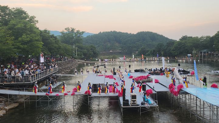 [거창=뉴시스] 서희원 기자= 33회 거청국제연극제가 열리고 있는 거창 수승대 개막식을 앞두고 거창 풍물패가 길잡이를 하고 있다 2023.07.28. shw1881@newsis.com *재판매 및 DB 금지