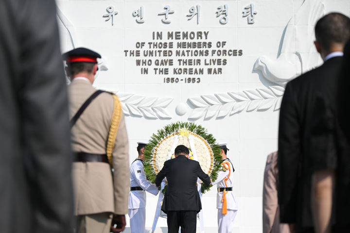 [부산=뉴시스] 윤석열 대통령이 6·25 정전협정 70주년을 맞아 27일 부산 남구 유엔기념공원을 찾아 유엔군 위령탑에 헌화하고 있다. (사진=대통령실 제공) 2023.07.28 photo@newsis.com *재판매 및 DB 금지