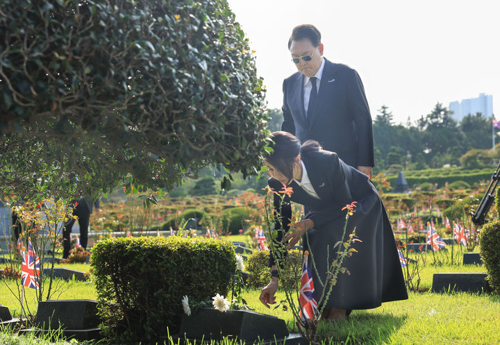 [부산=뉴시스] 윤석열 대통령과 부인 김건희 여사가 6·25 정전협정 70주년을 맞아 27일 부산 남구 유엔기념공원을 영국군 전사자 묘역에 참배하고 있다. (사진=대통령실 제공) 2023.07.28. photo@newsis.com *재판매 및 DB 금지