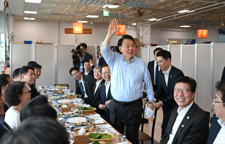 [부산=뉴시스] 윤석열 대통령이 27일 부산 중구 자갈치시장을 방문해 시민들과 인사하고 있다. (사진=대통령실 제공) 2023.07.28. photo@newsis.com *재판매 및 DB 금지