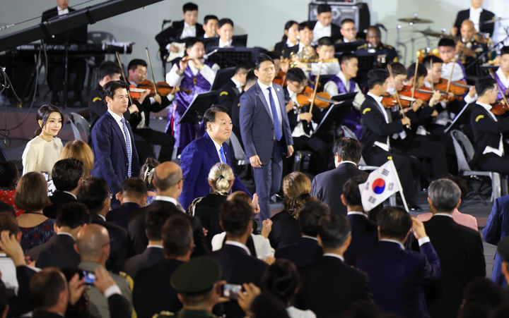 [부산=뉴시스] 윤석열 대통령과 김건희 여사가 27일 부산 해운대구 영화의 전당 야외극장에서 열린 유엔군 참전의날·정전협정 70주년 기념식에 입장하고 있다. (사진=대통령실 제공) 2023.07.28 photo@newsis.com *재판매 및 DB 금지