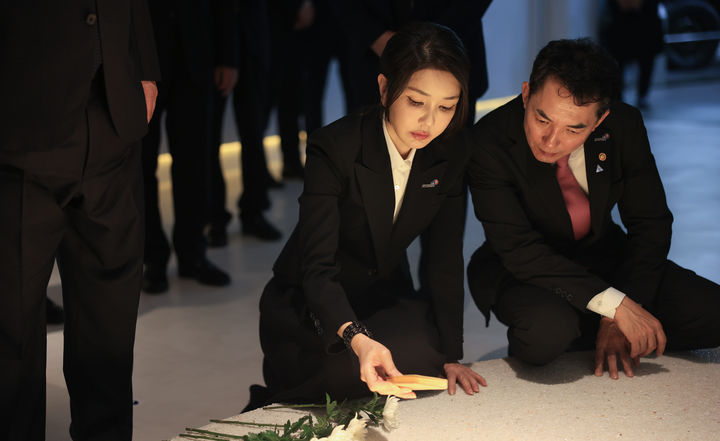 [부산=뉴시스] 윤석열 대통령 부인 김건희 여사가 27일 부산 남구 유엔평화기념관을 방문해 'UN참전용사 추모 공간' 헌화대에 헌화하고 있다. (사진=대통령실 제공) 2023.07.28. photo@newsis.com *재판매 및 DB 금지