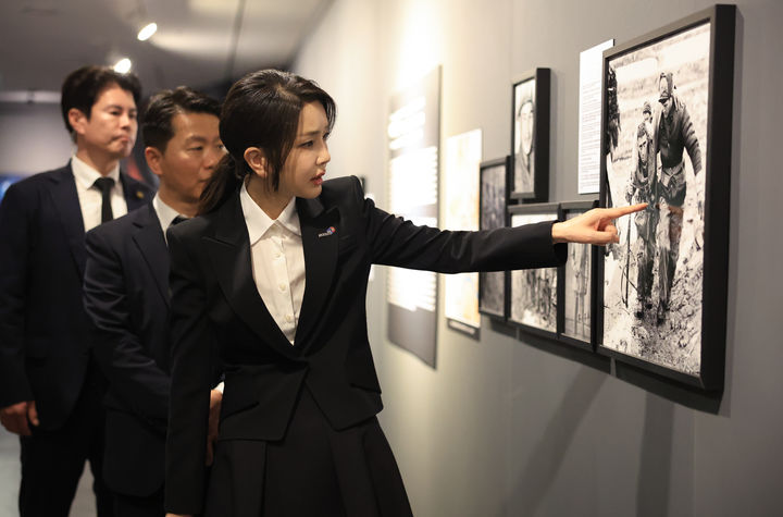 [부산=뉴시스] 윤석열 대통령 부인 김건희 여사가 27일 부산 남구 유엔평화기념관을 방문해 캐나다군 참전 특별전을 관람하고 있다. (사진=대통령실 제공) 2023.07.28. photo@newsis.com *재판매 및 DB 금지