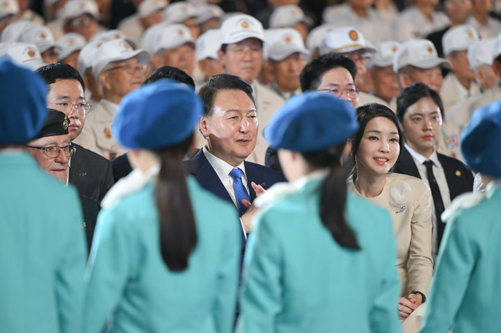[부산=뉴시스] 윤석열 대통령과 김건희 여사가 27일 부산 해운대구 영화의 전당 야외극장에서 열린 유엔군 참전의날·정전협정 70주년 기념식에서 어린이합창단을 격려하고 있다. (사진=대통령실 제공) 2023.07.28 photo@newsis.com *재판매 및 DB 금지