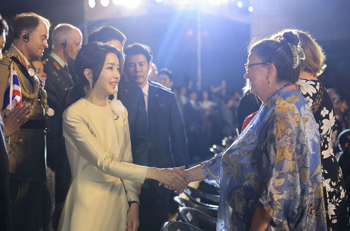 [부산=뉴시스] 윤석열 대통령 부인 김건희 여사가 27일 부산 해운대구 영화의 전당 야외극장에서 열린 유엔군 참전의날·정전협정 70주년 기념식에서 참석자와 인사하고 있다. (사진=대통령실 제공) 2023.07.28 photo@newsis.com *재판매 및 DB 금지