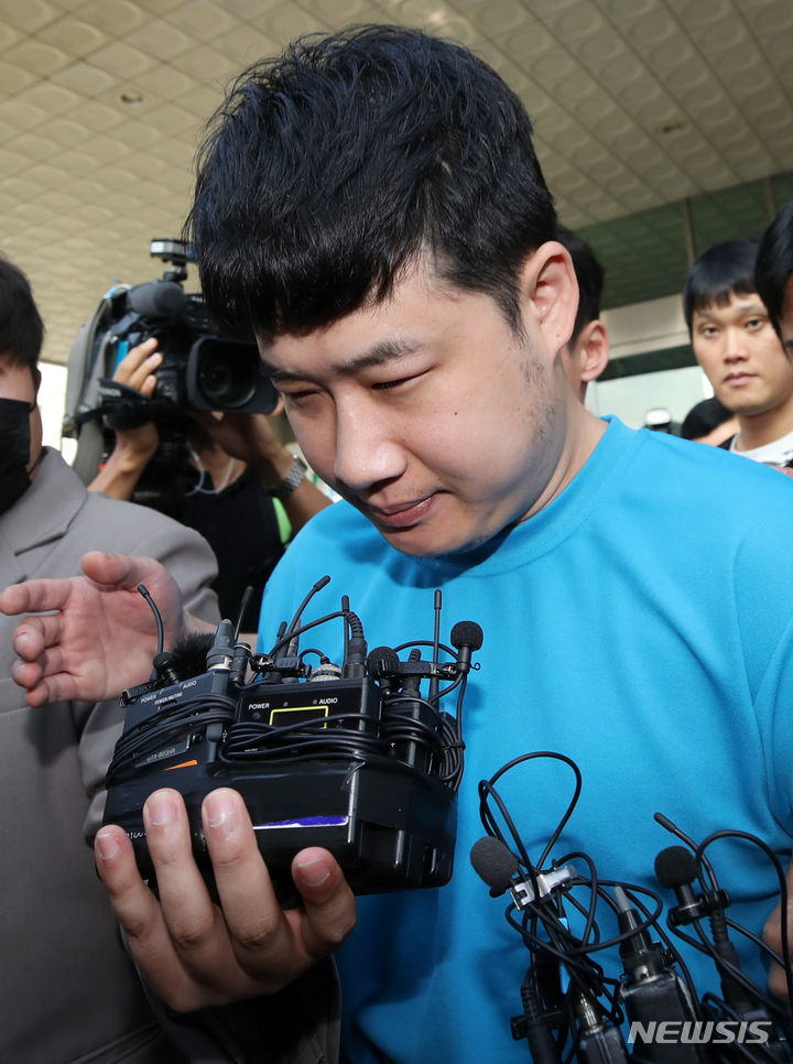 [서울=뉴시스] 조성우 기자 = 서울 관악구 신림동에서 일면식도 없는 행인들에게 흉기를 휘둘러 1명을 숨지게 하고 3명에게 중상을 입힌 혐의로 구속된 조선이 28일 오전 서울 관악구 서울관악경찰서에서 검찰로 송치되고 있다. 2023.07.28. xconfind@newsis.com