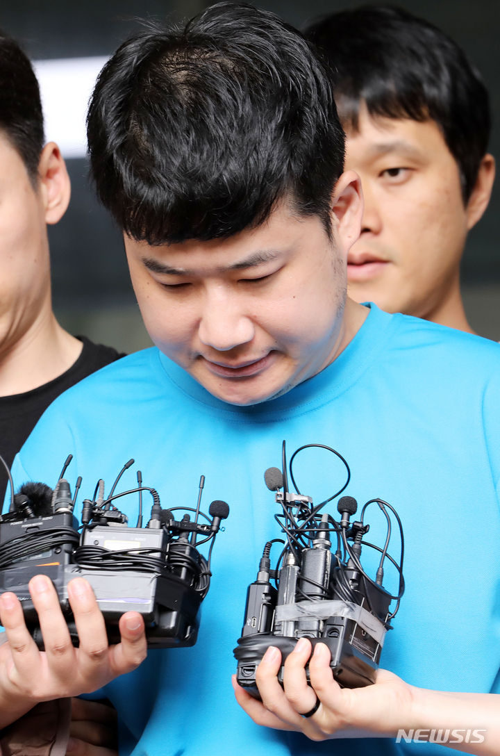 [서울=뉴시스] 조성우 기자 = 서울 관악구 신림동에서 일면식도 없는 행인들에게 흉기를 휘둘러 1명을 숨지게 하고 3명에게 중상을 입힌 혐의로 구속된 조선이 28일 오전 서울 관악구 서울관악경찰서에서 검찰로 송치되고 있다. 2023.07.28. xconfind@newsis.com
